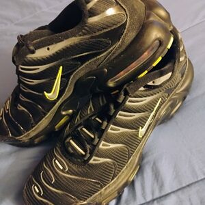 Nike Men's Black and Yellow Sneakers